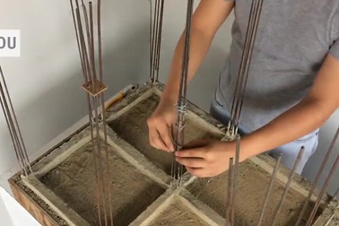 Xây nhà mô hình bằng bê tông cốt thép như nhà thật,chàng trai hút hàng chục triệu view!