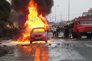 Xe Kia Morning bốc cháy khi đang chạy, người lái ngất lịm