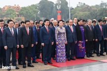 Đoàn đại biểu Quốc hội vào Lăng viếng Chủ tịch Hồ Chí Minh