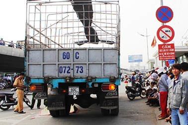 Đứng chờ người thân, bị xe tải chạy lùi cán chết