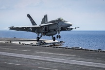 Tiêm kích “ong bắp cày” trên tàu sân bay Mỹ lao xuống biển