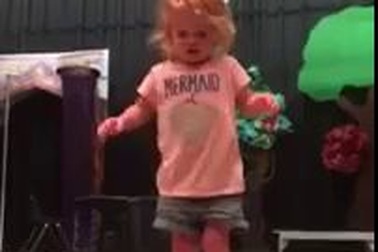 Bé 2 tuổi hát ABC đốn tim hàng triệu người