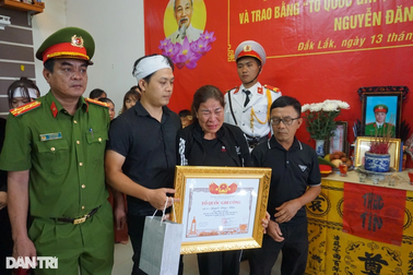 Gia đình 6 liệt sĩ tại Đắk Lắk rơi nước mắt nhận Bằng Tổ quốc ghi công