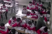 Xôn xao clip thầy giáo tát học sinh trong giờ học