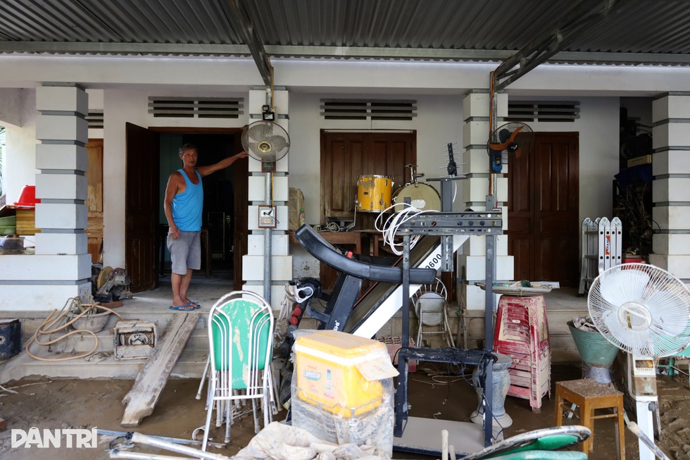 Người dân Nha Trang bị lũ “đánh úp” 4 lần trong 15 ngày - 1