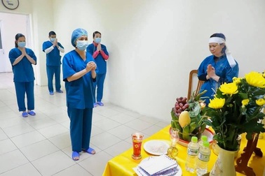Nữ điều dưỡng lập bàn thờ chịu tang cha trong bệnh viện dã chiến