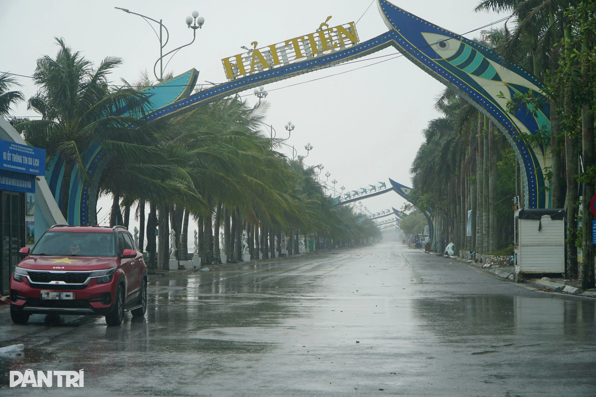 Người dân đứng xem sóng biển cao 2-3m trước giờ bão Bualoi đổ bộ - 2