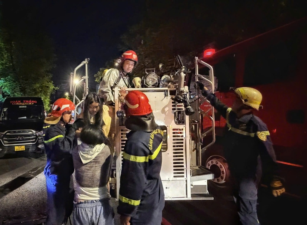 Cảnh sát dùng xe thang cứu 5 người mắc kẹt trong đám cháy ở TPHCM - 2 Cảnh sát dùng xe thang cứu 5 người mắc kẹt trong đám cháy ở TPHCM - 2