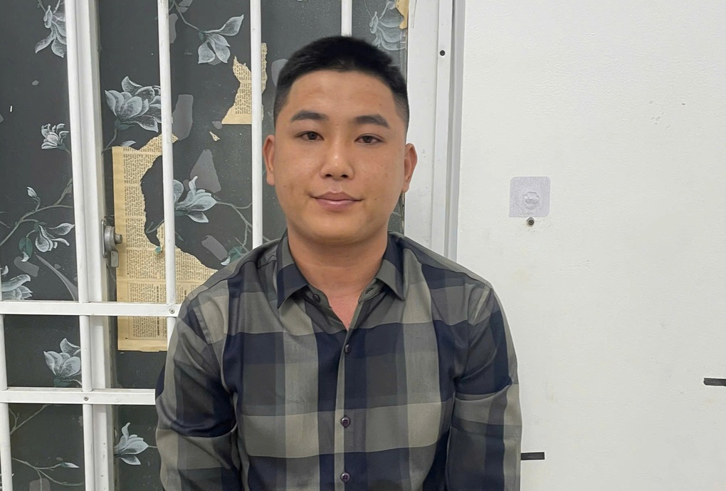 Bắt khẩn cấp thanh niên đi xe máy đánh tài xế taxi ở TPHCM - 1