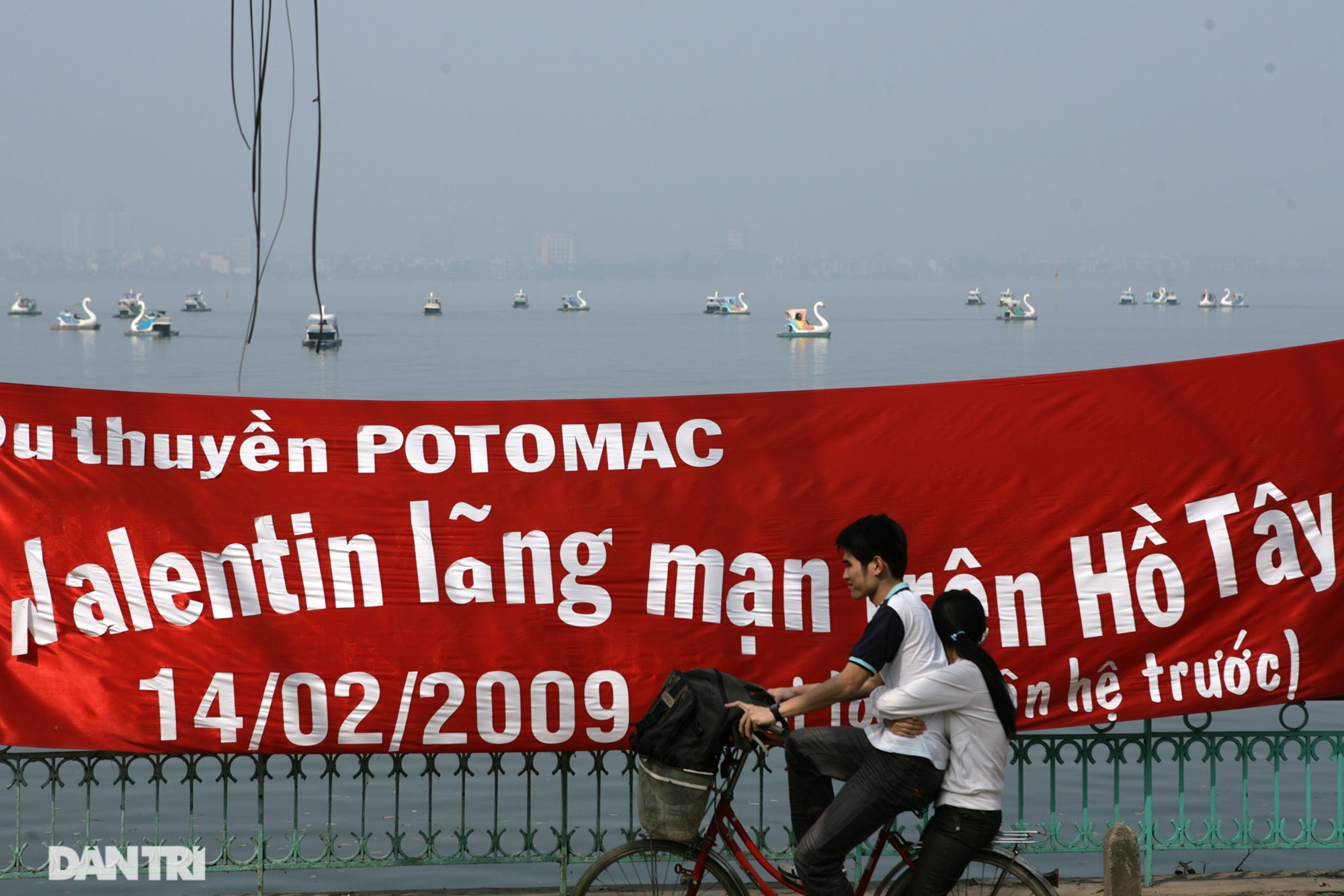 Ảnh ấn tượng tuần: Bộ đội dầm mưa tặng thực phẩm người dân TPHCM - 10 Ảnh ấn tượng tuần: Bộ đội dầm mưa tặng thực phẩm người dân TPHCM - 10