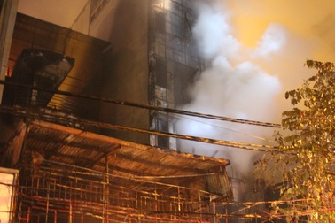 Hà Nội: Quán karaoke 5 tầng cháy rụi trong đêm