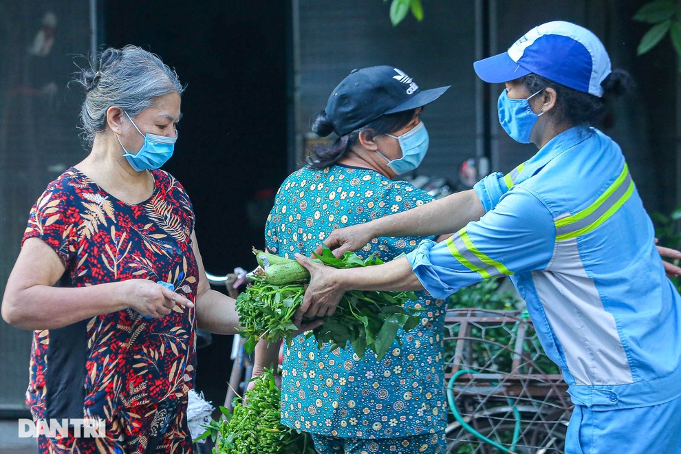 Sạp rau miễn phí của hai nữ công nhân môi trường Hà Nội - 4 Sạp rau miễn phí của hai nữ công nhân môi trường Hà Nội - 4