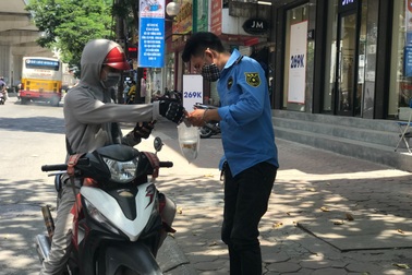 "Người vận chuyển" kiếm tiền triệu mỗi ngày giữa mùa dịch