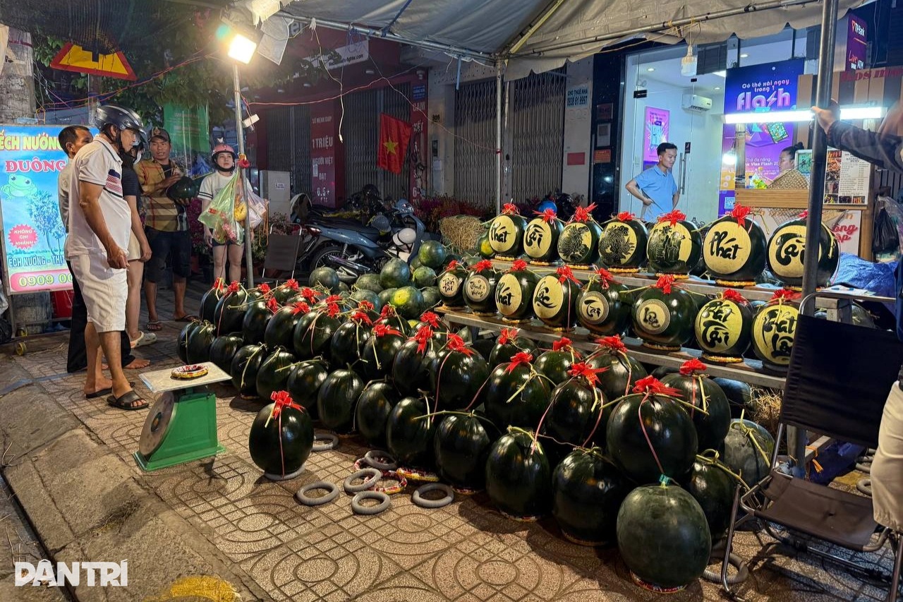 Dưa hấu tạo hình, khắc chữ ở Hà Nội, TPHCM  hút khách ngày Tết - 2 Dưa hấu tạo hình, khắc chữ ở Hà Nội, TPHCM  hút khách ngày Tết - 2