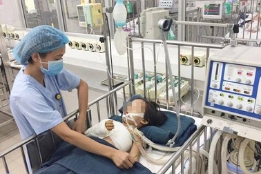 Cứu thành công cánh tay bị dập nát cho bé gái 5 tuổi sau tai nạn giao thông