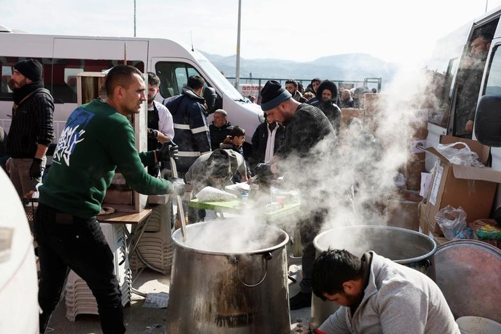 Những phép màu dưới đống đổ nát sau thảm họa động đất ở Thổ Nhĩ Kỳ, Syria - 5 Những phép màu dưới đống đổ nát sau thảm họa động đất ở Thổ Nhĩ Kỳ, Syria - 5