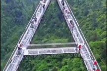 Cây cầu kính hình chữ A cực độc không dành cho người "yếu tim"