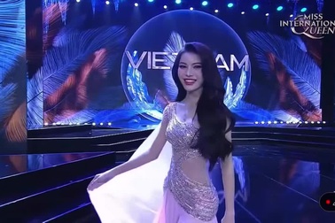 Tường San trình diễn váy dạ hội tại chung kết Hoa hậu Chuyển giới