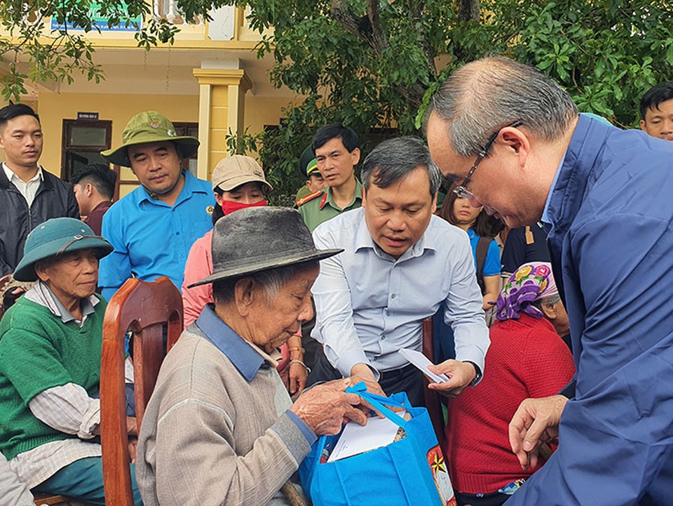Hỗ trợ 300 triệu đồng đến thân nhân 3 liệt sỹ hy sinh do sạt lở đất - 3 Hỗ trợ 300 triệu đồng đến thân nhân 3 liệt sỹ hy sinh do sạt lở đất - 3