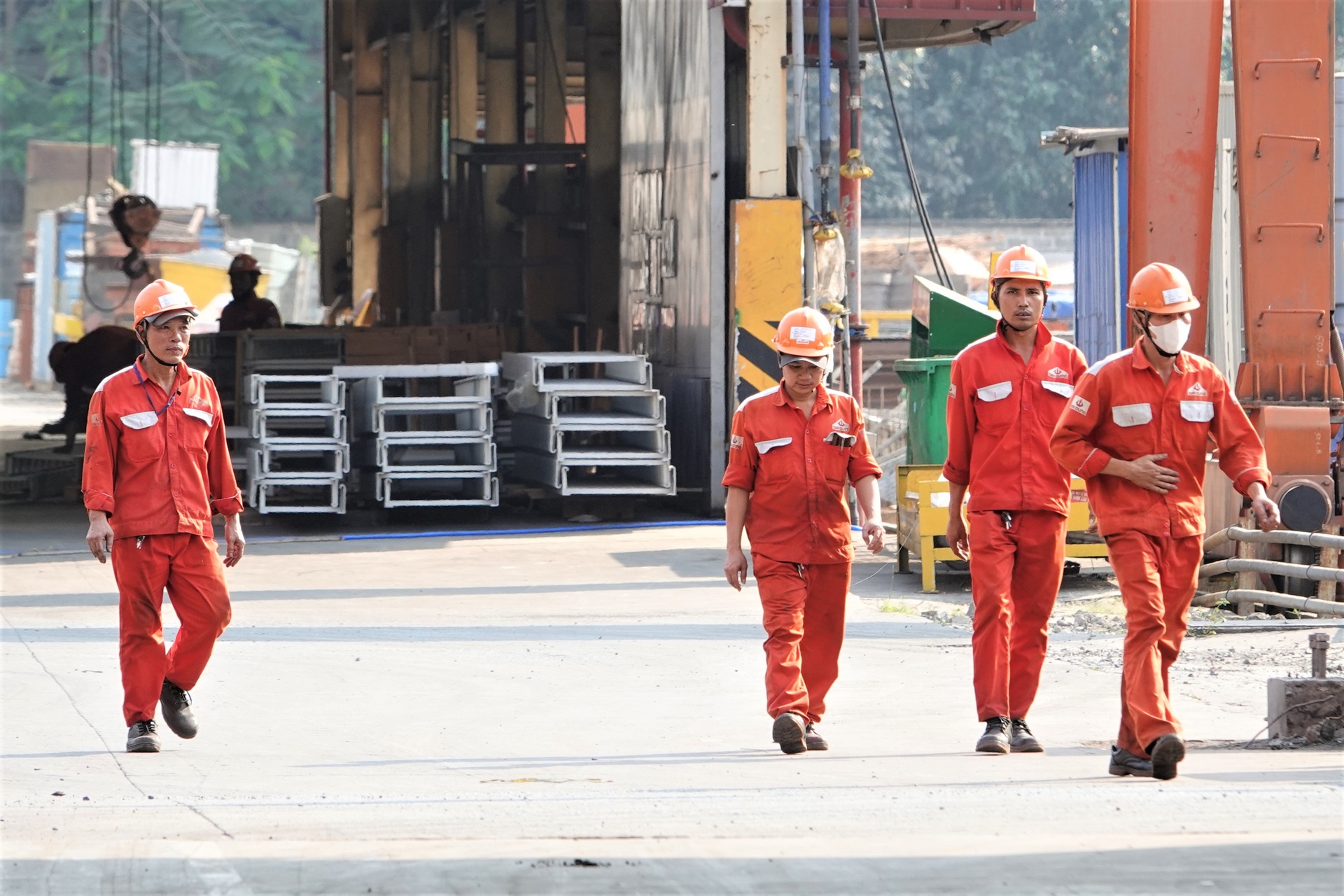 Công nhân làm xuyên Tết: Nói không nhớ nhà là nói dối - 4