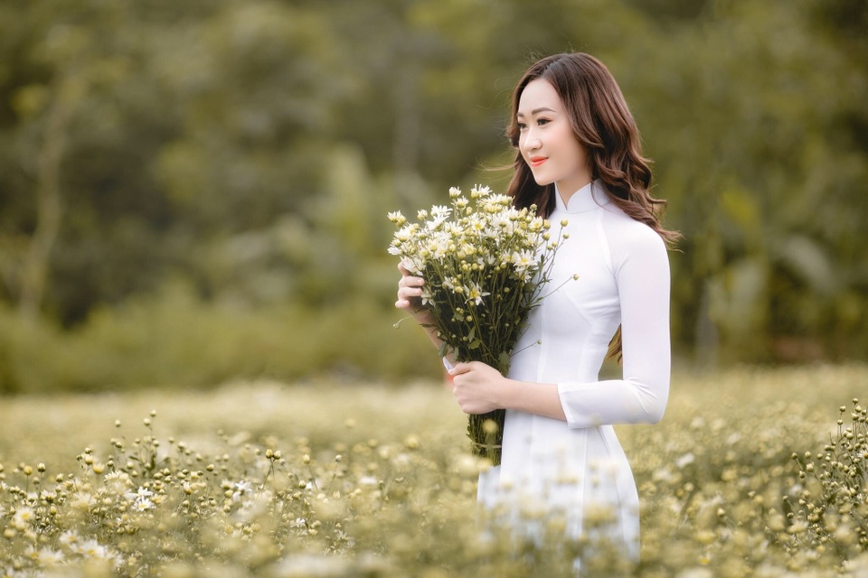 Anika Trinh Trinh nền nã với áo dài trắng và cúc họa mi - 6 Anika Trinh Trinh nền nã với áo dài trắng và cúc họa mi - 6