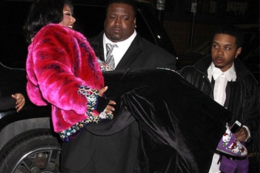 Ca sỹ mang bầu được vệ sỹ bế trên phố