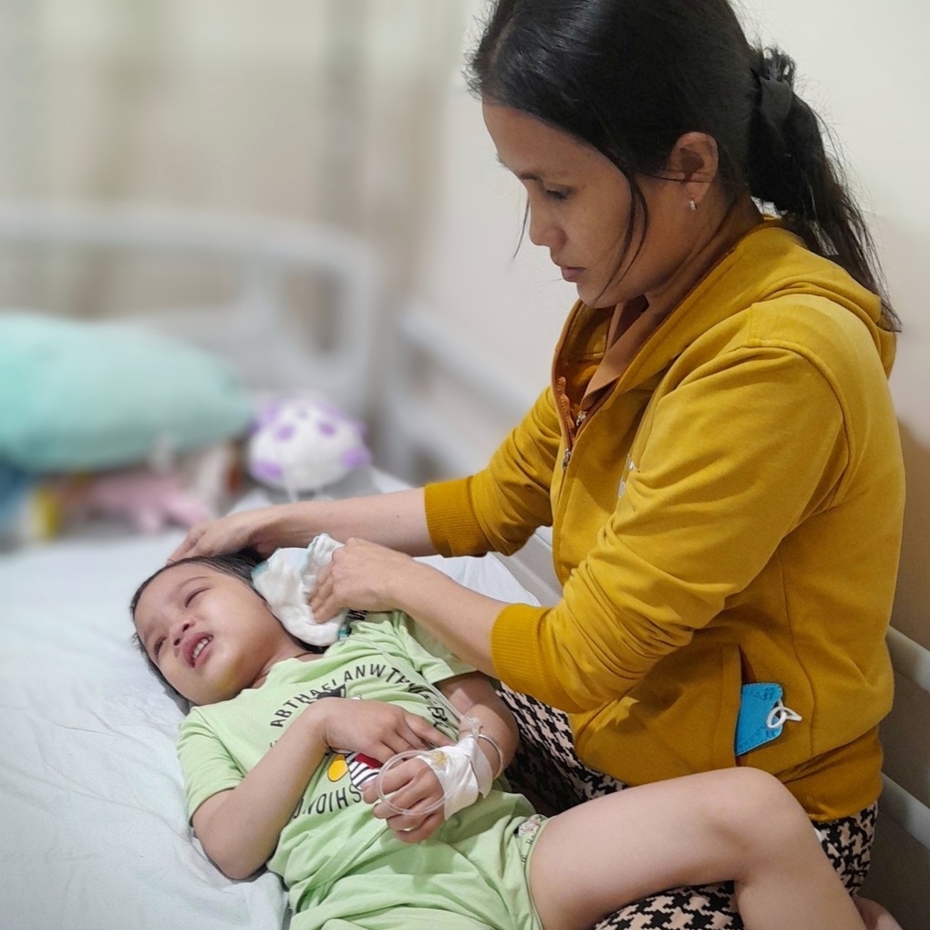 Con gái xinh đẹp mắc bệnh hiểm nghèo, mẹ mong con có cơ hội được sống - 3 Con gái xinh đẹp mắc bệnh hiểm nghèo, mẹ mong con có cơ hội được sống - 3