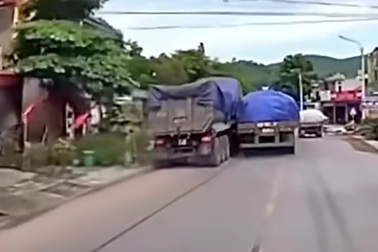 Xe ben suýt tông người đi bộ khi giành đường với xe đầu kéo