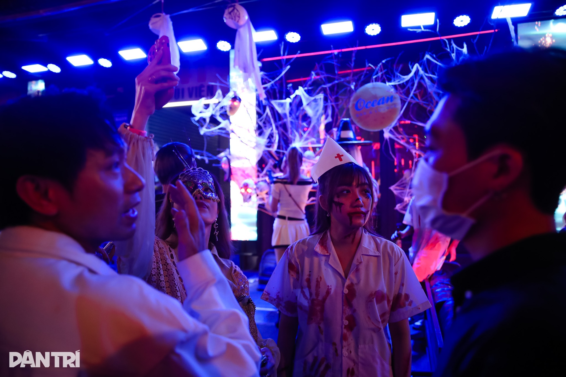 Giới trẻ TPHCM chi cả chục triệu đồng cho trang phục đêm Halloween - 14