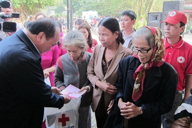 Phó Thủ tướng tặng quà Tết cho người nghèo 