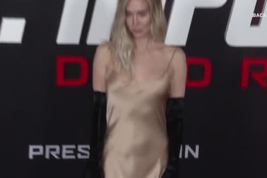 Chọn mốt "không nội y", người đẹp suýt hớ hênh trên thảm đỏ