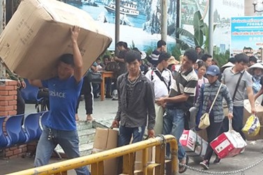Ùn ùn đổ về cửa khẩu sang Trung Quốc xách hàng thuê