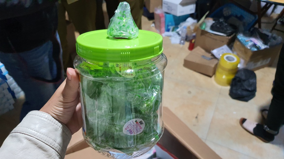 “Rùng mình” kho chứa hàng chục tấn hàng cho mẹ và bé nhập từ Trung Quốc giả danh hàng Nhật - 9 “Rùng mình” kho chứa hàng chục tấn hàng cho mẹ và bé nhập từ Trung Quốc giả danh hàng Nhật - 9