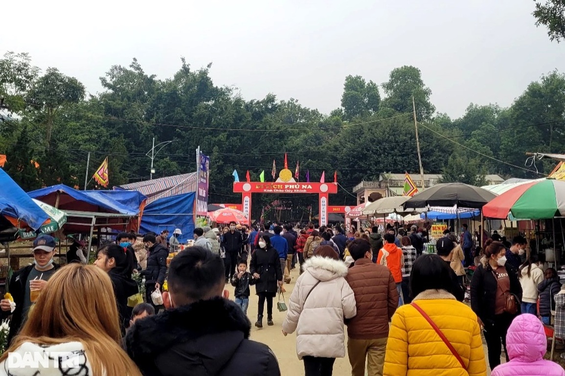 Hàng nghìn người chen chúc đi lễ chùa và xin lộc nước thánh - 2 Hàng nghìn người chen chúc đi lễ chùa và xin lộc nước thánh - 2
