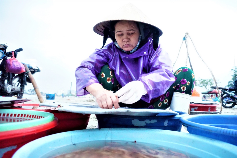 Nhọc nhằn mưu sinh trên bãi biển Đà Nẵng khi tảng sáng - 10 Nhọc nhằn mưu sinh trên bãi biển Đà Nẵng khi tảng sáng - 10