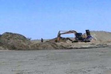 Tập kết cát trái phép phá nát chân đê