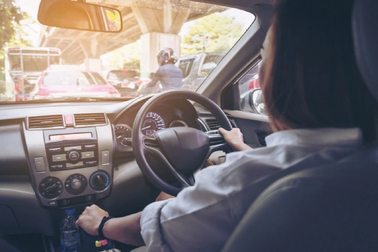 Phát hiện sát hạch viên trao đổi với người dự thi bằng lái ô tô