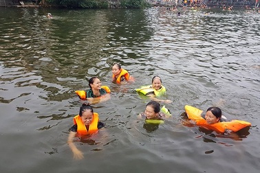 Ao tù hô biến thành bể bơi hút U60 "vùng vẫy"