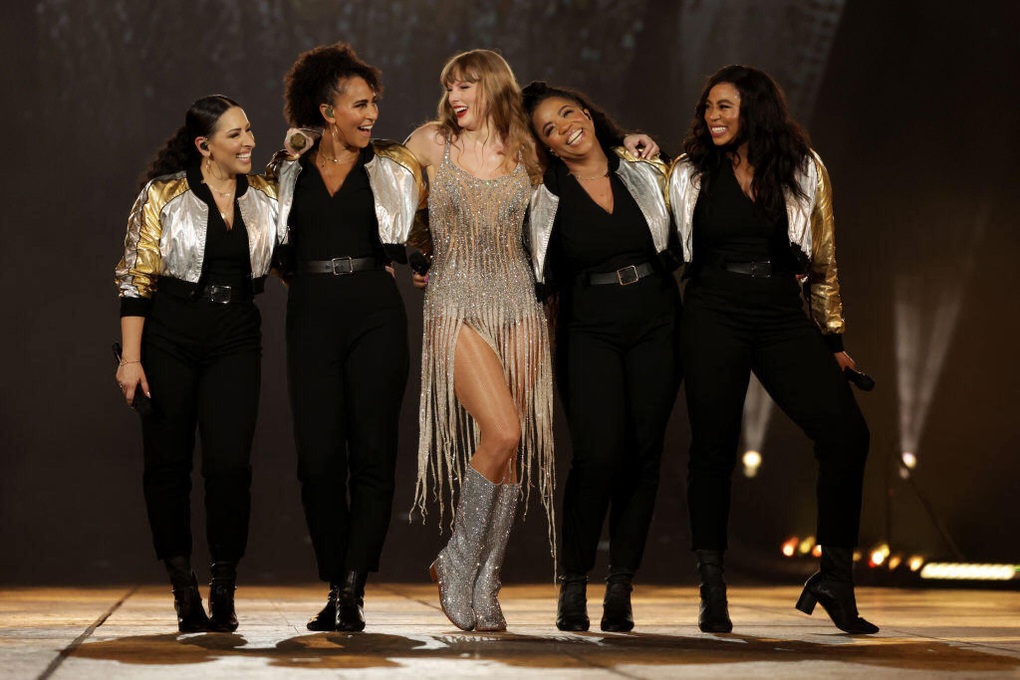 Biểu diễn ở Singapore, Taylor Swift chọn diện đồ của các nhà mốt danh tiếng - 3 Biểu diễn ở Singapore, Taylor Swift chọn diện đồ của các nhà mốt danh tiếng - 3