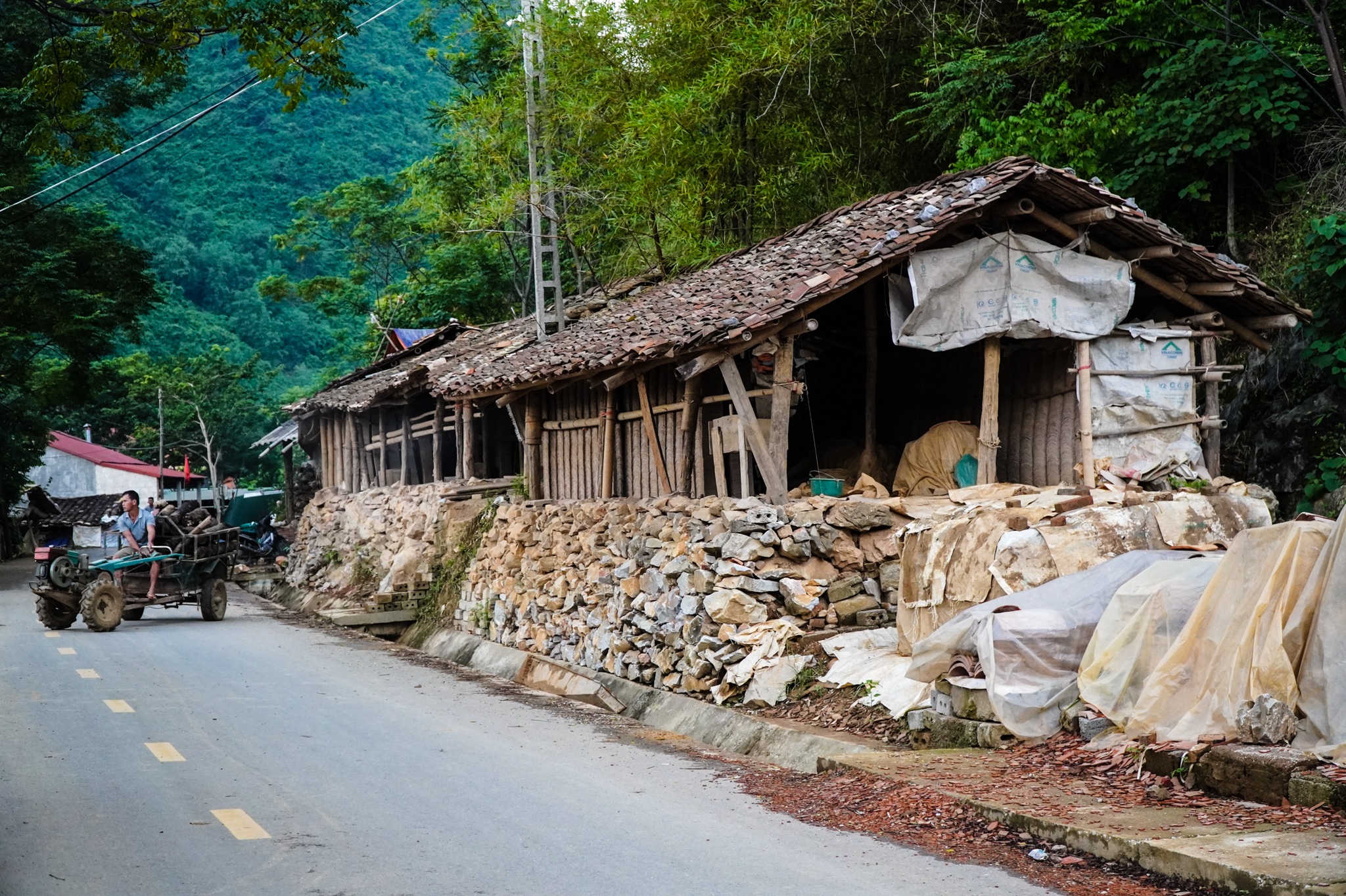Ngôi làng cuối cùng giữ nghề làm ngói lưu ly ở miền biên viễn Lạng Sơn - 1 Ngôi làng cuối cùng giữ nghề làm ngói lưu ly ở miền biên viễn Lạng Sơn - 1