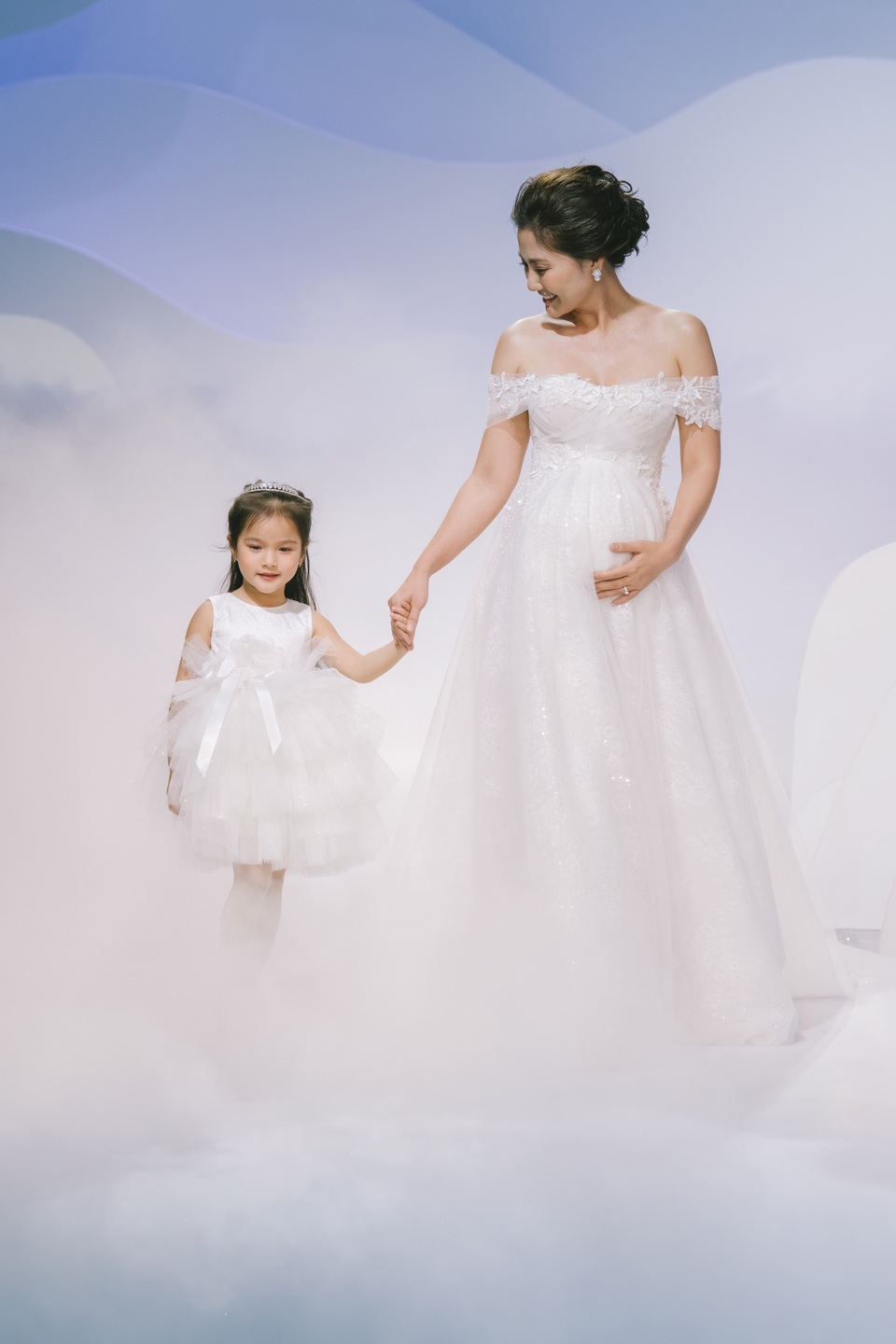 Diễn viên Ngọc Lan bất ngờ vác bụng bầu lên sàn catwalk - 2 Diễn viên Ngọc Lan bất ngờ vác bụng bầu lên sàn catwalk - 2