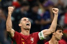 Nhận vơ bàn thắng của Fernandes, Ronaldo bị người hâm mộ chỉ trích