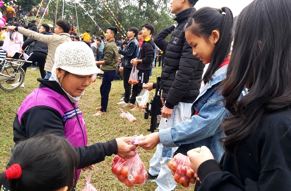 Tưng bừng cuộc chiến cà chua tại phiên chợ một năm chỉ họp một lần - 5 Tưng bừng cuộc chiến cà chua tại phiên chợ một năm chỉ họp một lần - 5