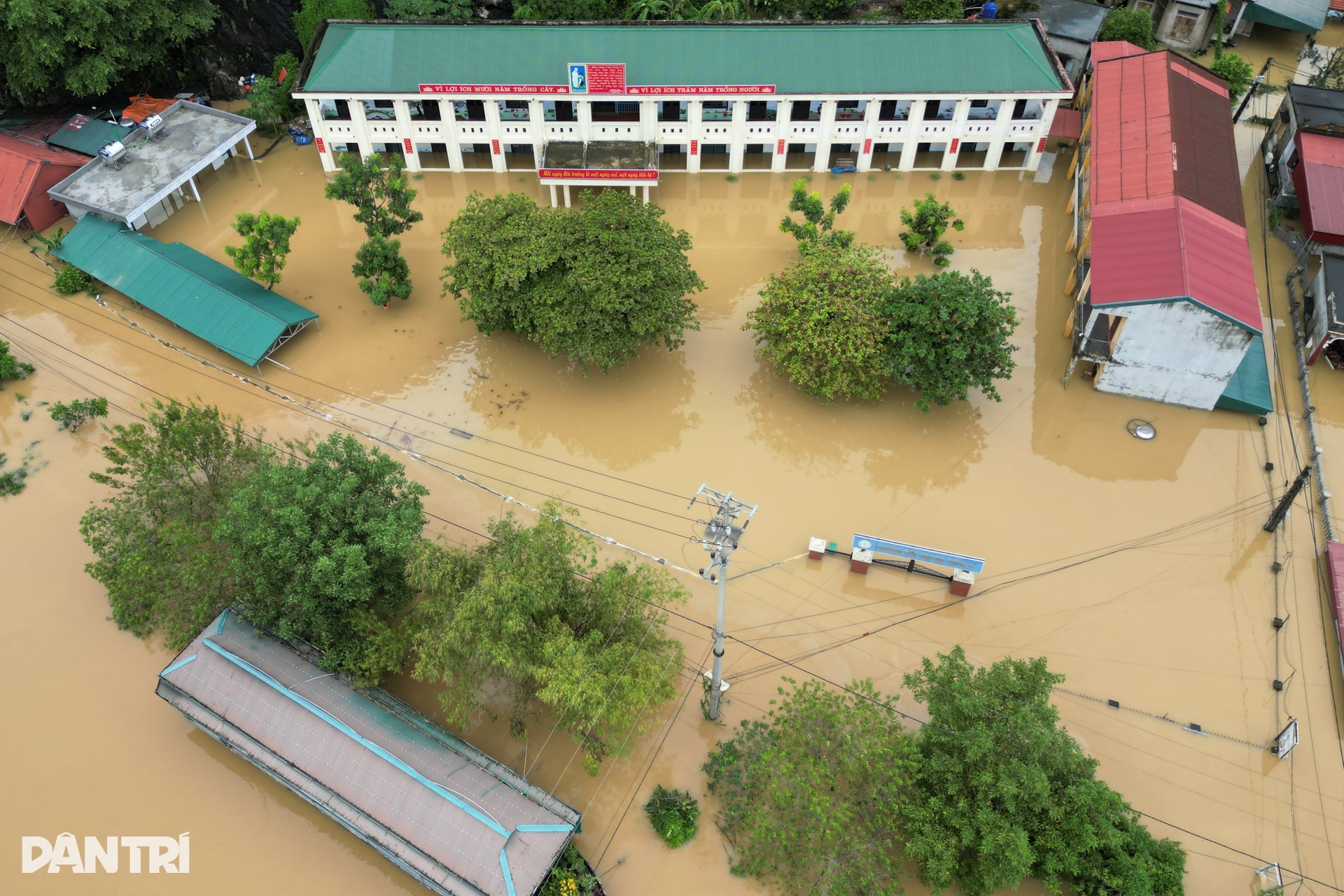 Nước dâng cao, người dân vùng rốn lũ ở Ninh Bình chuyển lên mái nhà - 3 Nước dâng cao, người dân vùng rốn lũ ở Ninh Bình chuyển lên mái nhà - 3