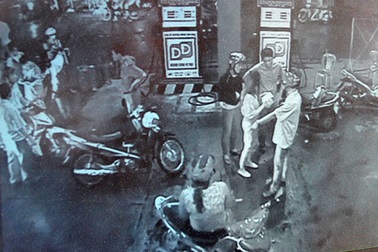 Đổ xăng trộn nước, hàng chục người “thi nhau” dắt bộ