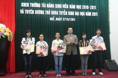 ĐH Huế khen thưởng 44 SV tài năng