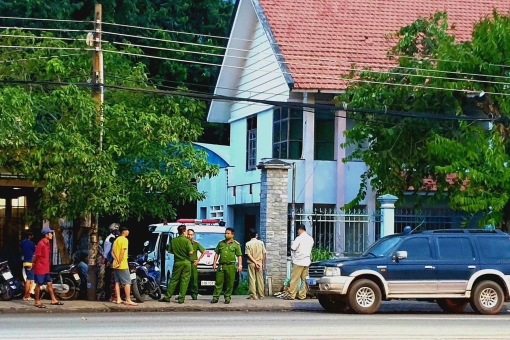 Người đàn ông chết trong tư thế treo cổ ở căn biệt thự bỏ hoang - 1 Người đàn ông chết trong tư thế treo cổ ở căn biệt thự bỏ hoang - 1