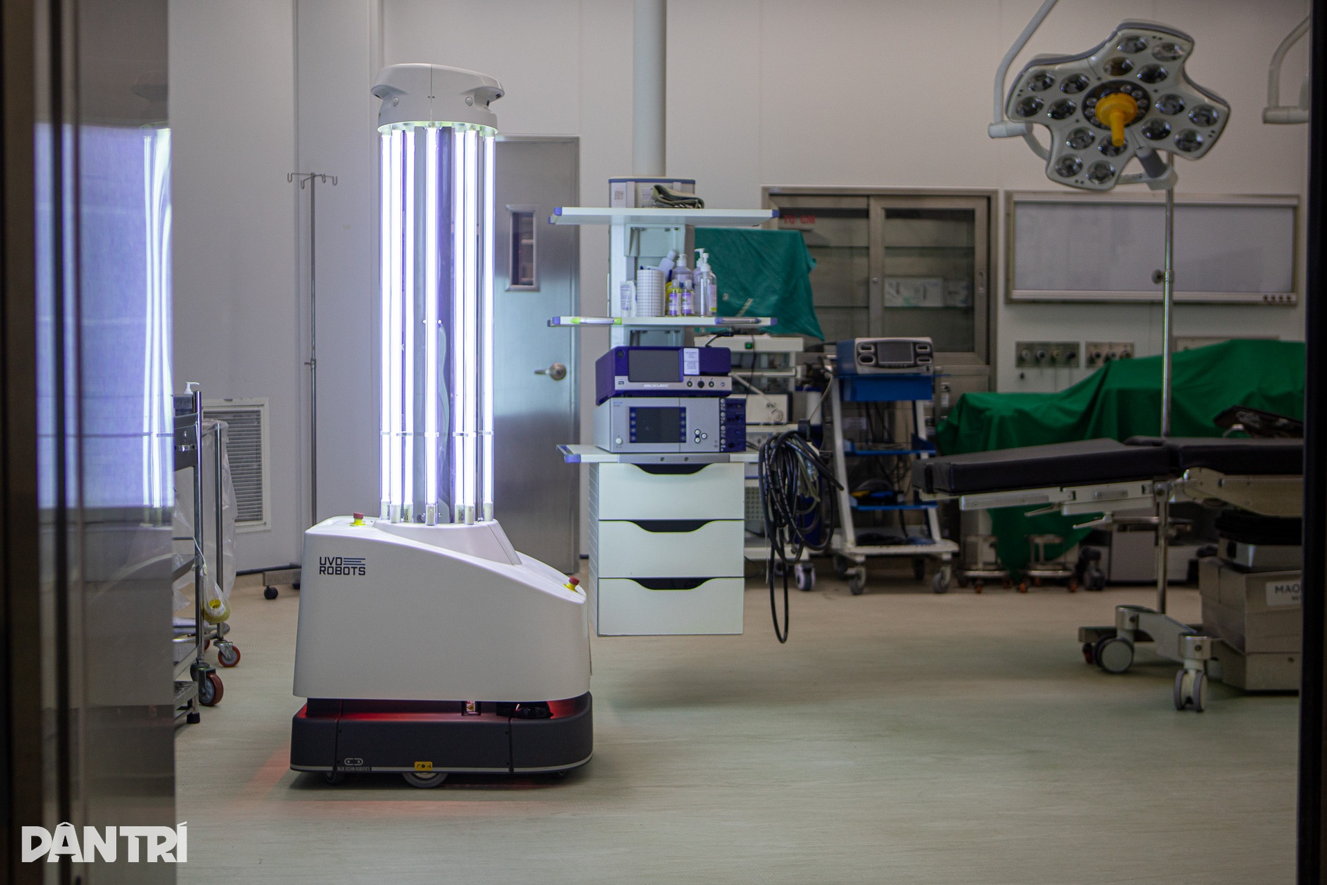Cận cảnh robot tiền tỷ dùng UV diệt khuẩn phòng mổ đầu tiên ở Chợ Rẫy - 8