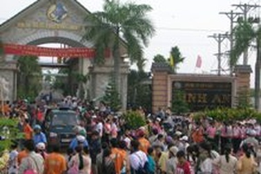 500 công nhân đồng loạt bỏ việc