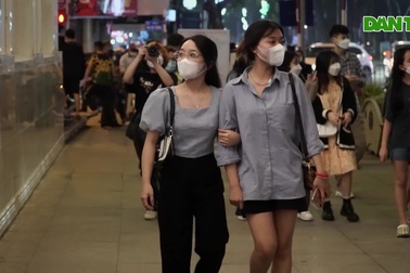 Giới trẻ đổ về hồ Gươm đông vui trong ngày phố đi bộ mở lại